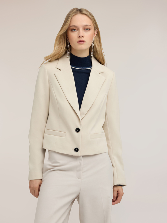 Blazer corta con revers
