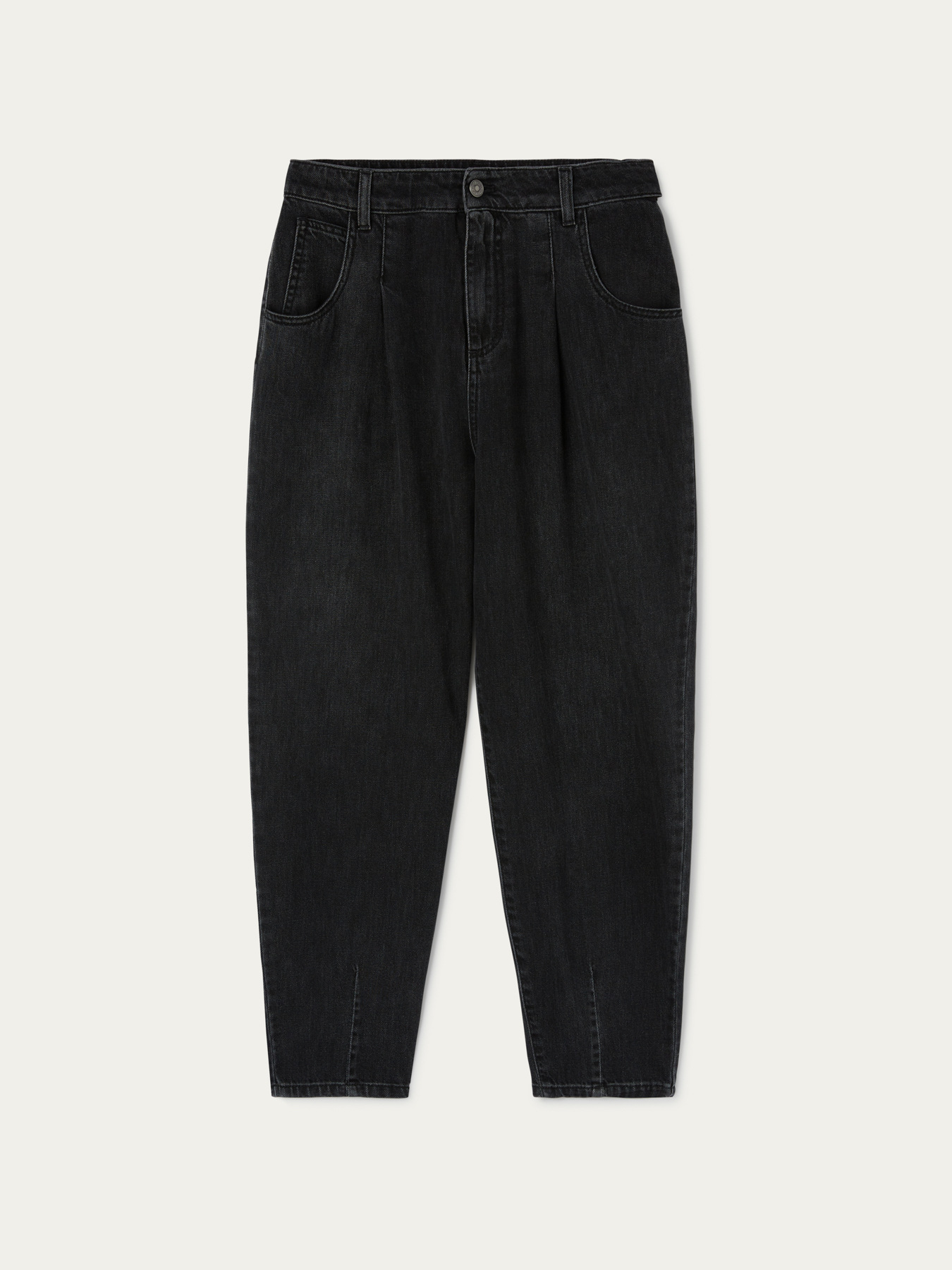 Jeans mit schwarzer Waschung und Abnähern image number 0