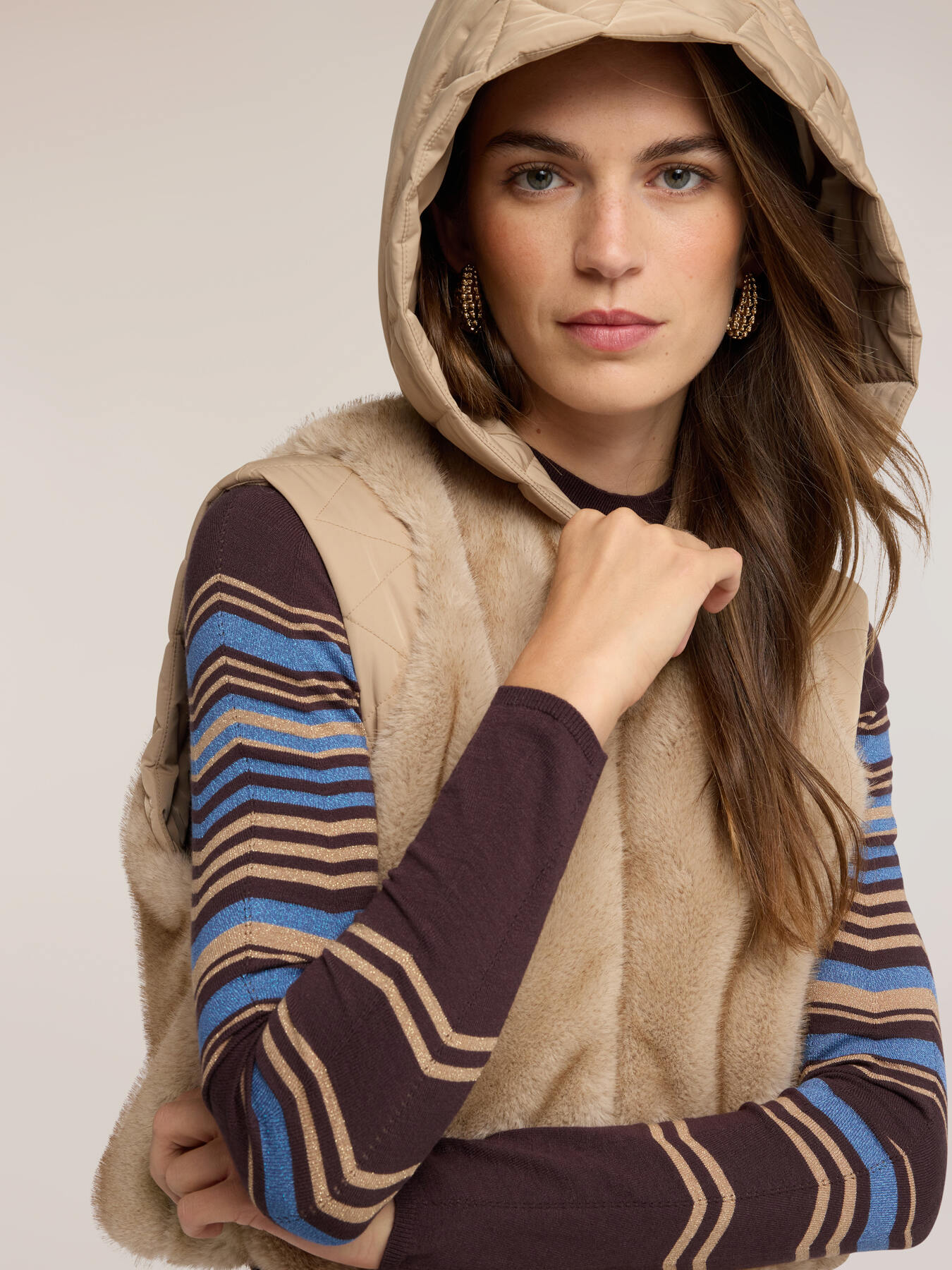 Gilet avec capuche et empi&egrave;cements matelass&eacute;s image number 3
