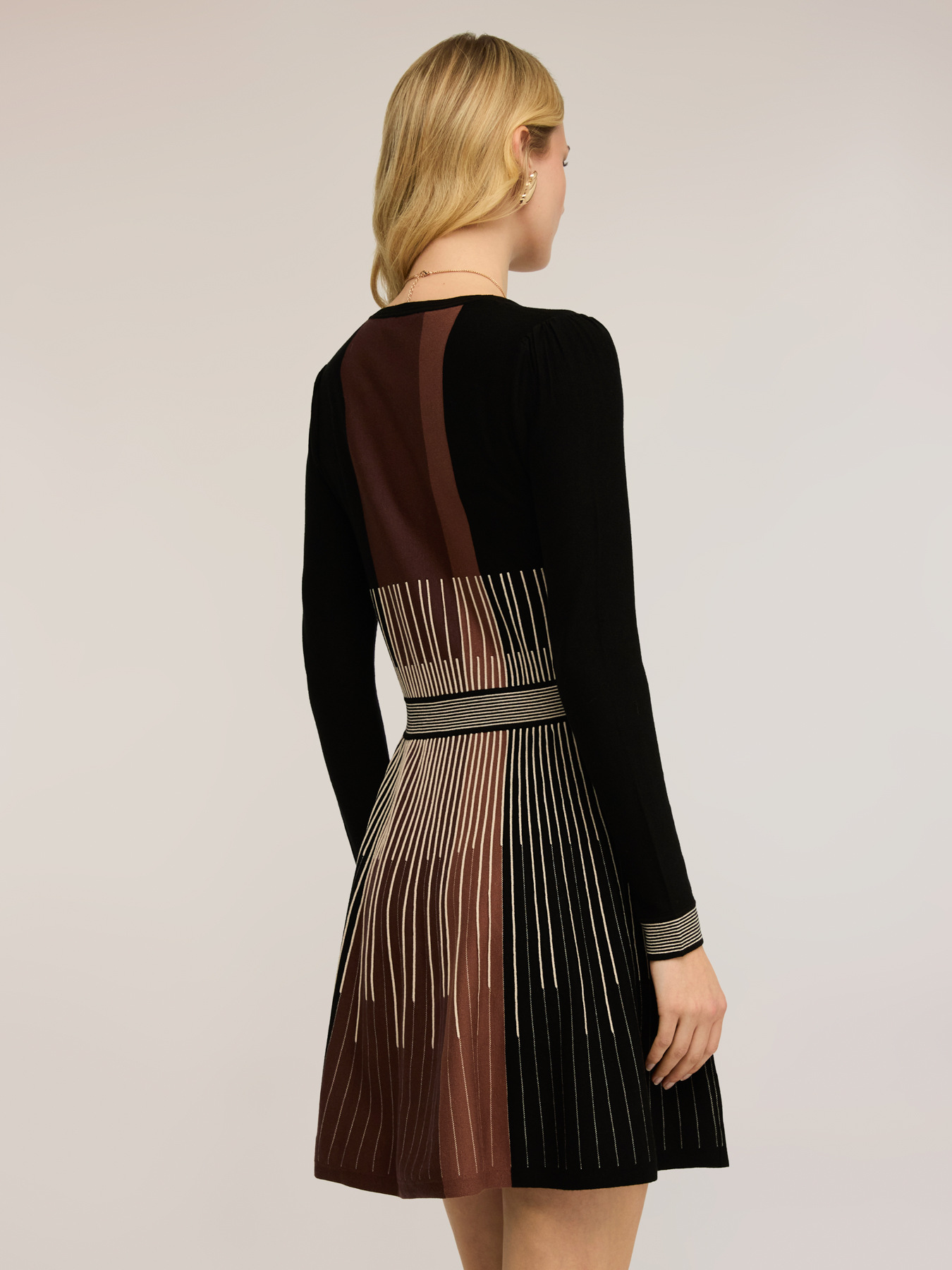 Vestido flare de punto a rayas image number 1
