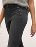 Skinny-Jeans mit Knopf-Motiv image number 2