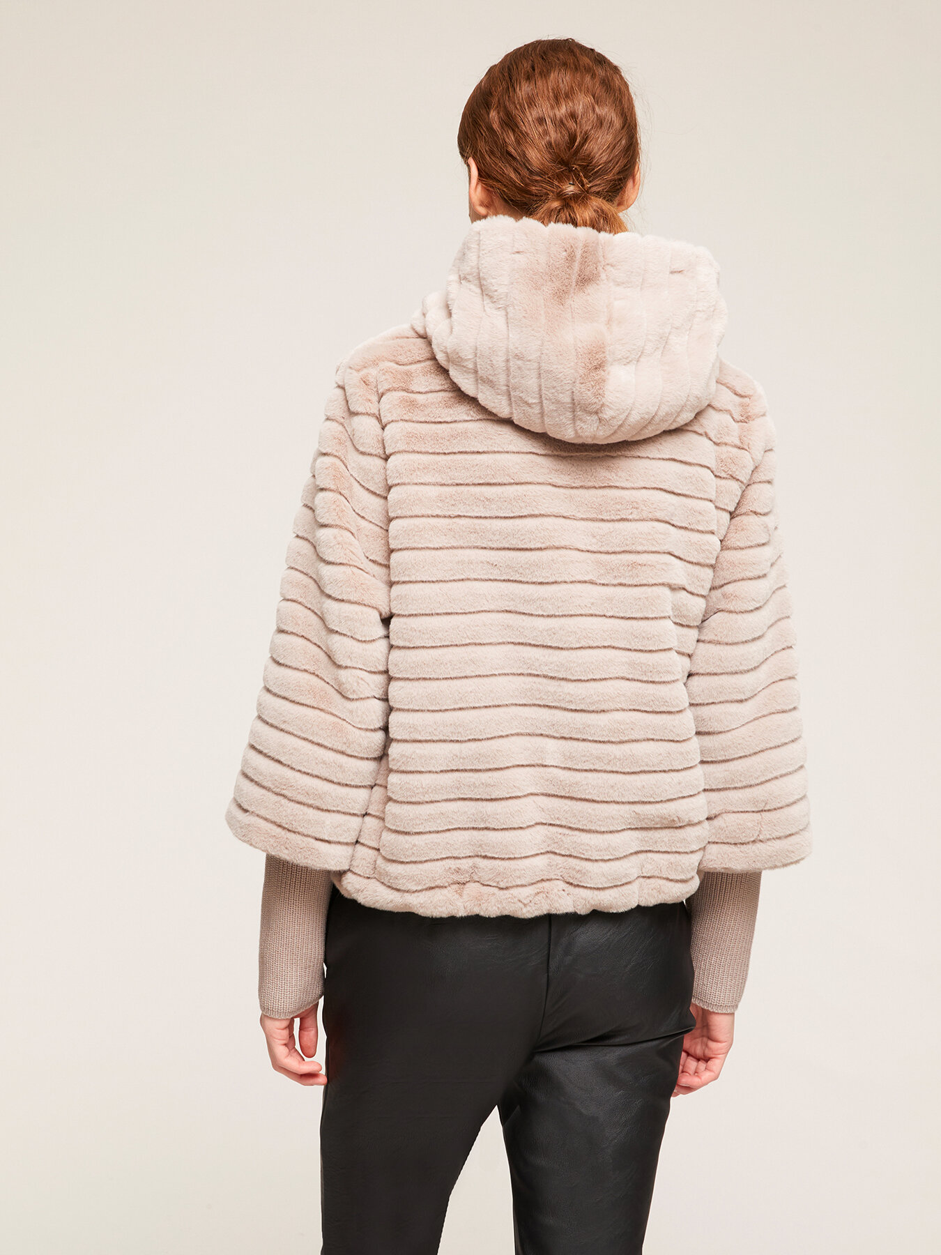 Blouson en fausse fourrure avec des poignets en tricot image number 1