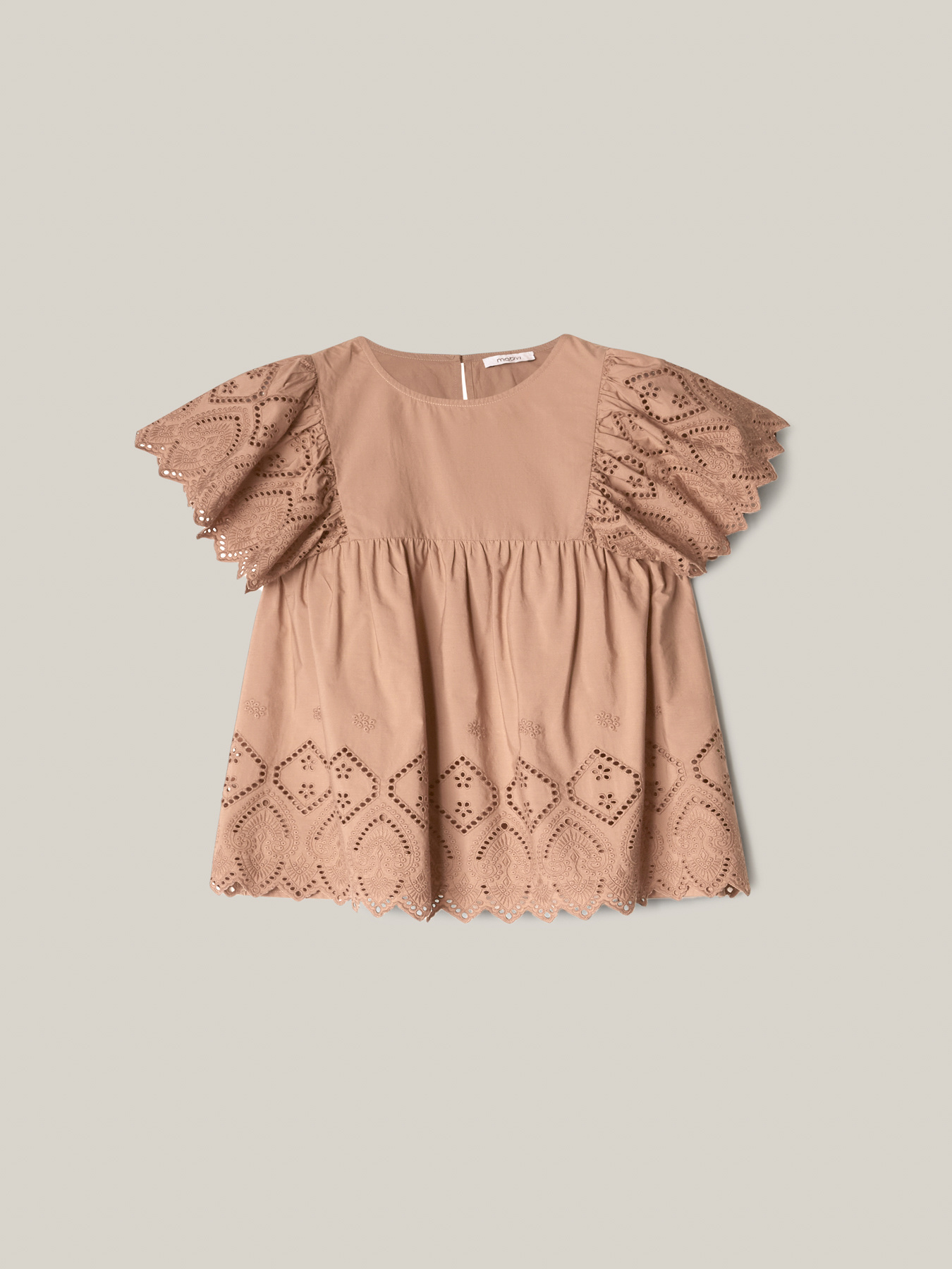 Blusa con bordados calados image number 3