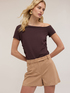 T-shirt con scollo asimmetrico image number 2