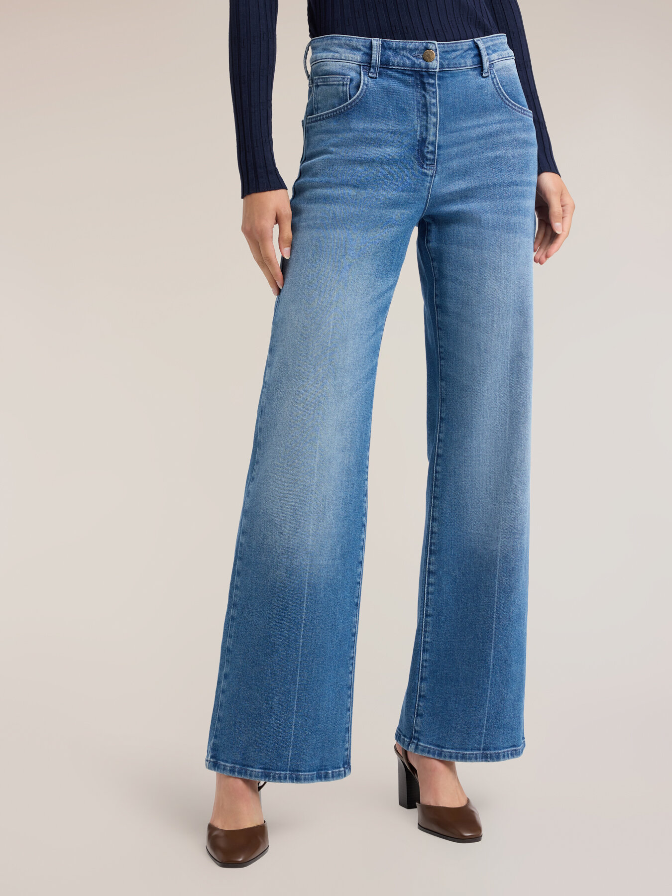 Jean large avec pli frontal image number 2