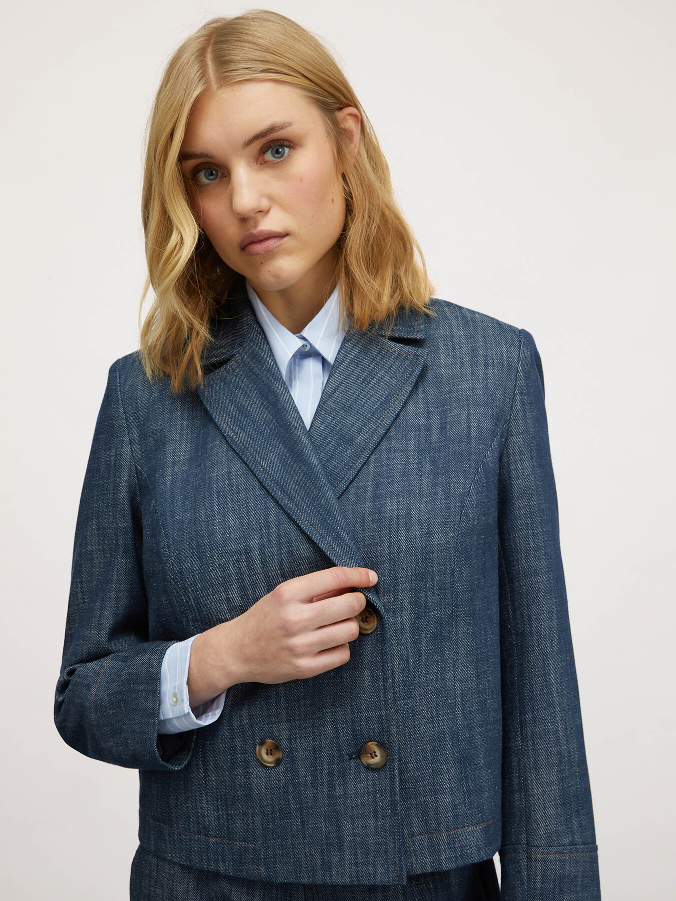 Double-breasted denim jacket image number 3