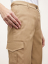 Pantalones cargo con pinza planchada image number 2
