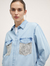 Hemdbluse aus Denim mit Taschen, die mit Pailletten besetzt sind image number 2