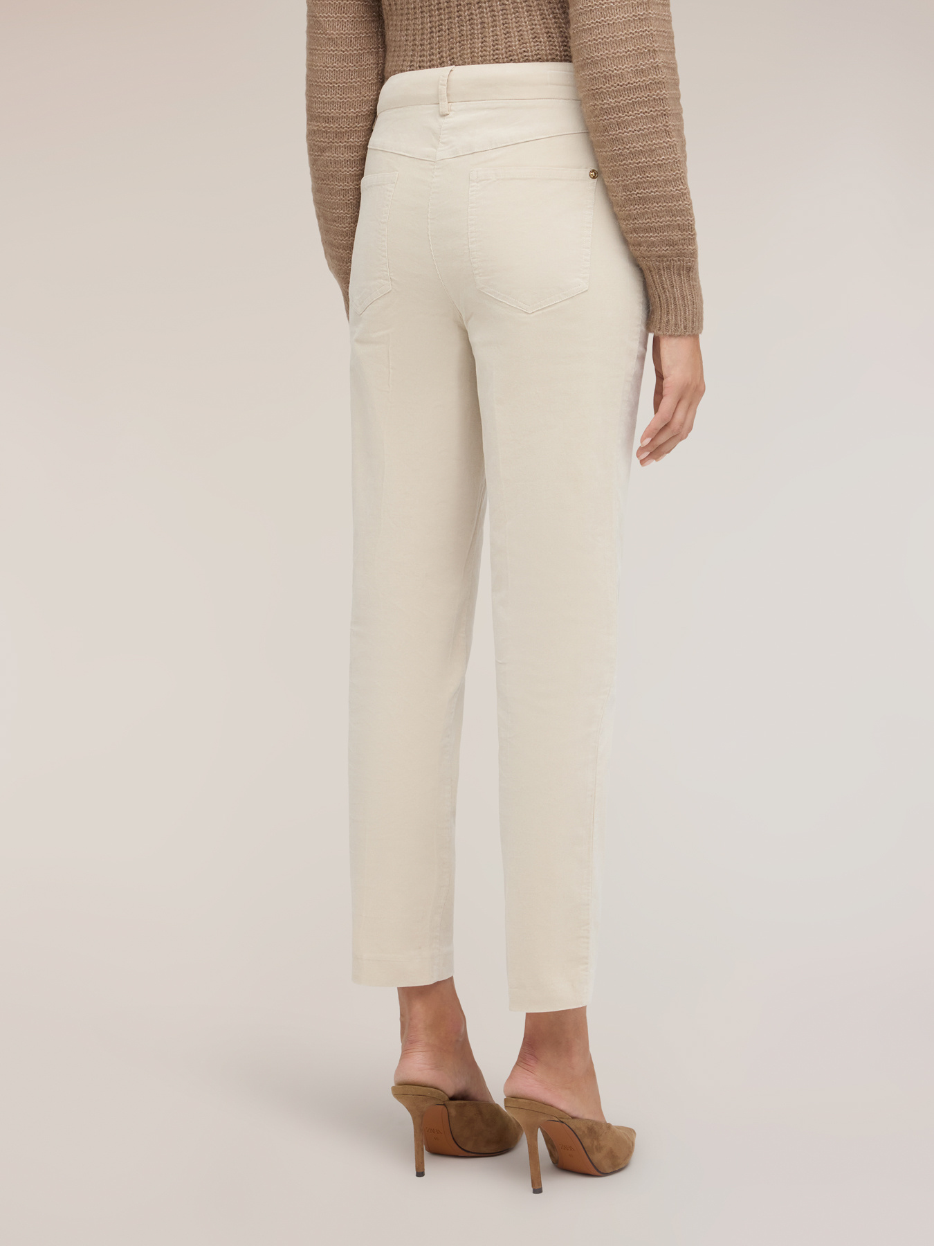 Schmal geschnittene Cordhose image number 1