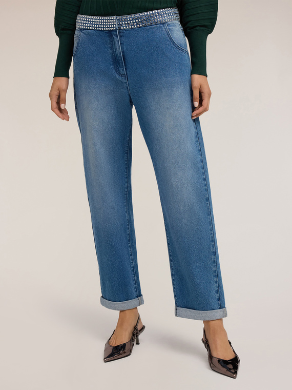 Jeans boyfit con cintur&oacute;n joya