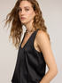 Top aus Viskose-Satin mit tiefem Ausschnitt image number 3