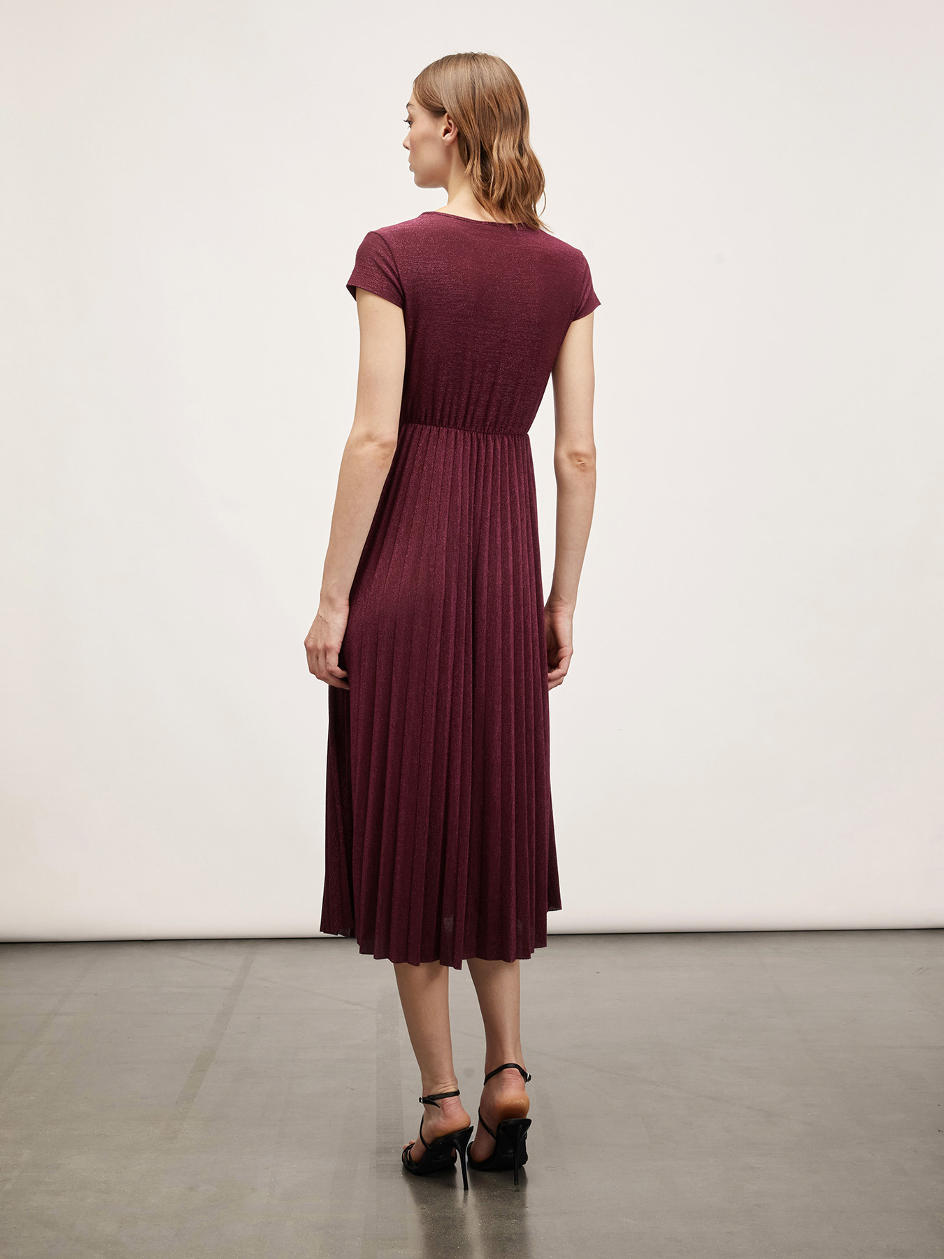 Vestido midi de l&uacute;rex con falda plisada image number 1