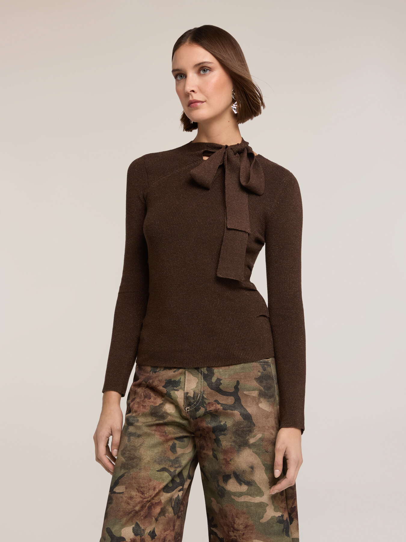 Gerippter Lurex-Pullover mit Schleife image number 0