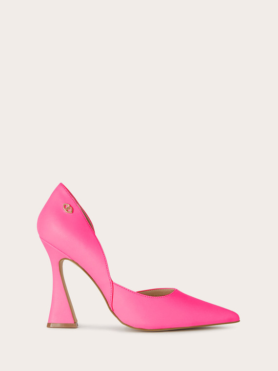 Court shoes with spool heel