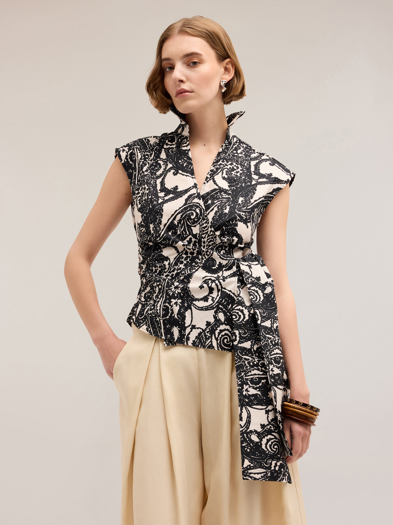 Sleeveless paisley pattern shirt image number 3