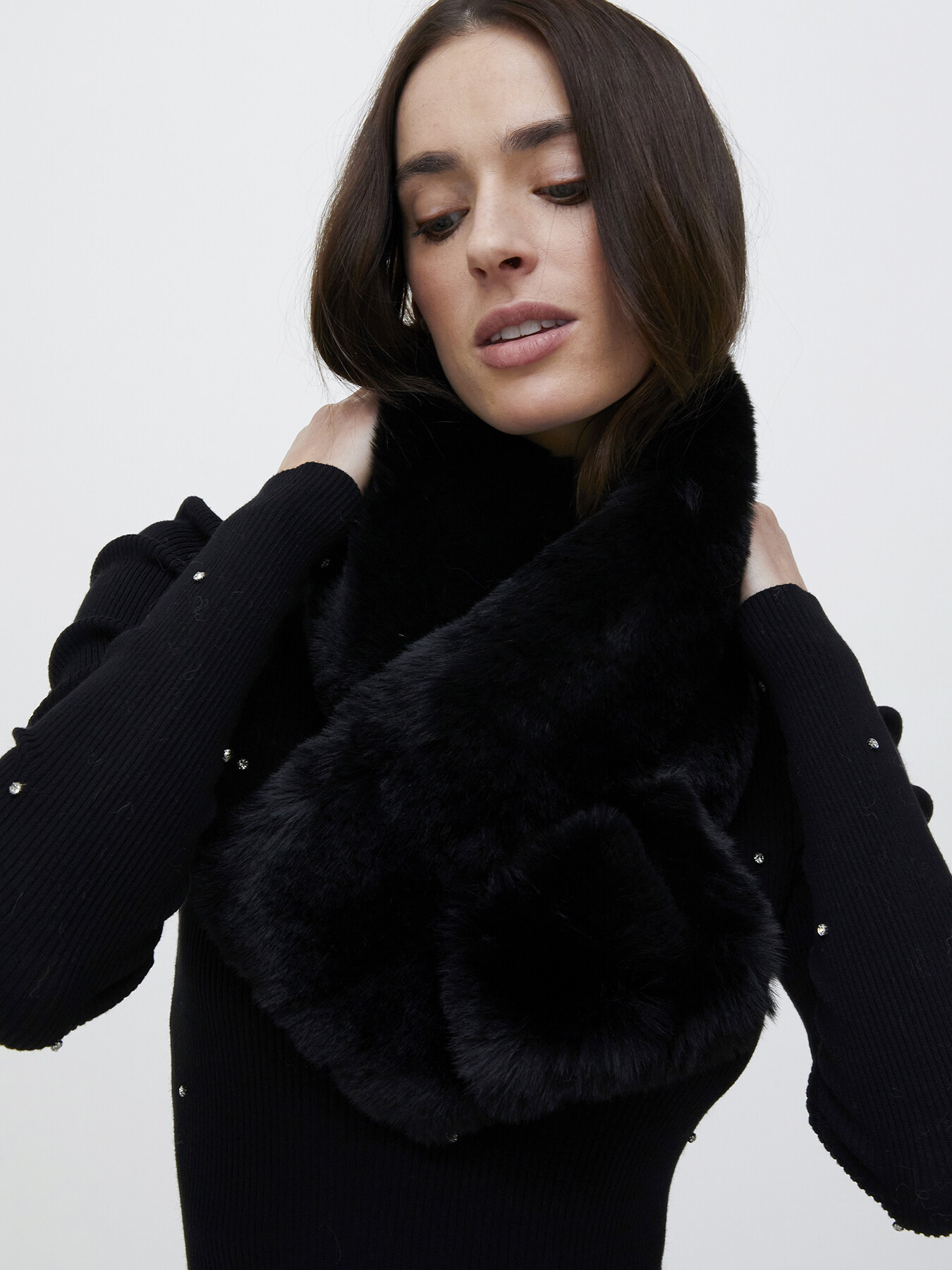 Collo in simil pelliccia image number 2