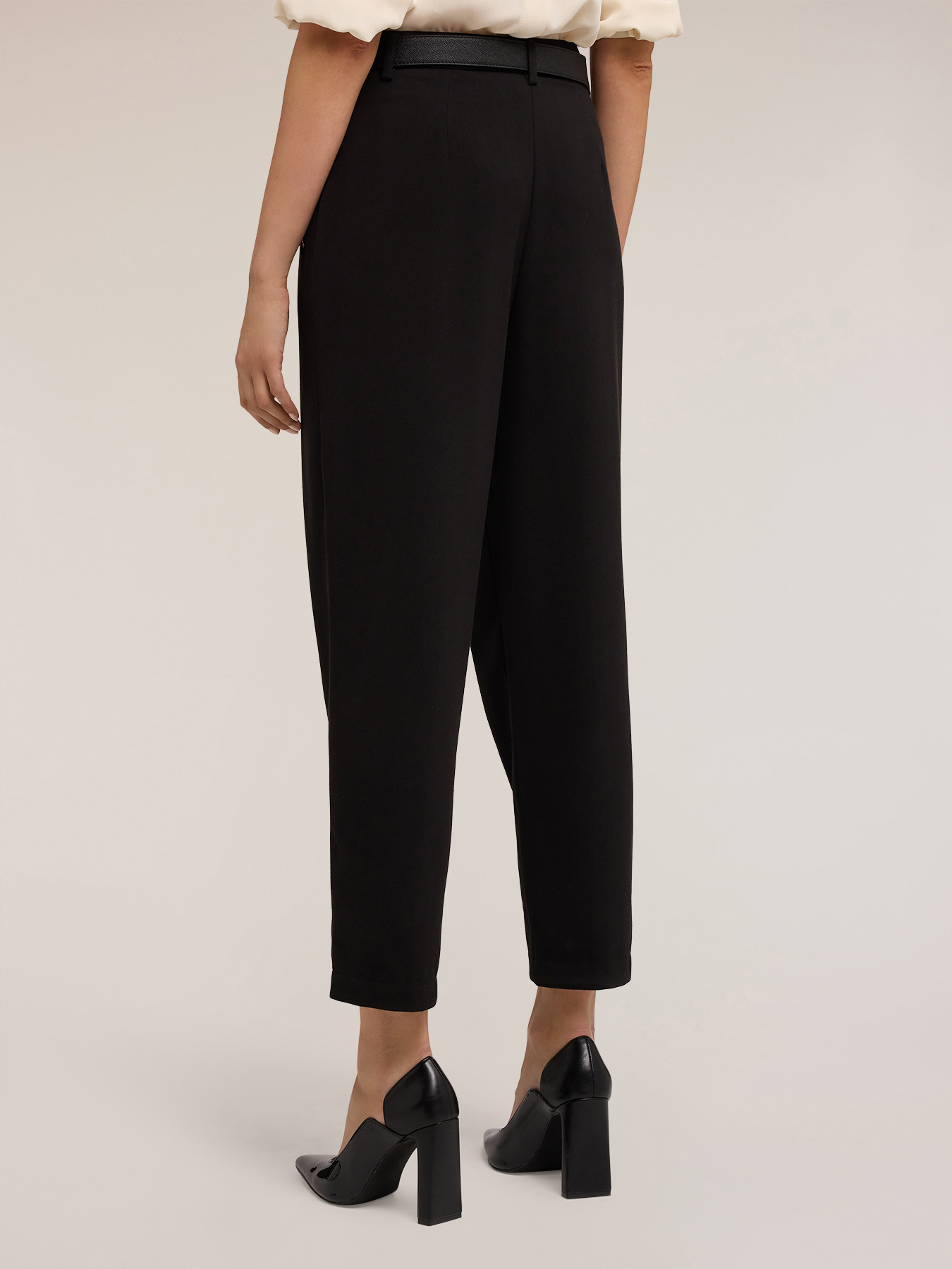 Carrot pants with zip at the bottom image number 1