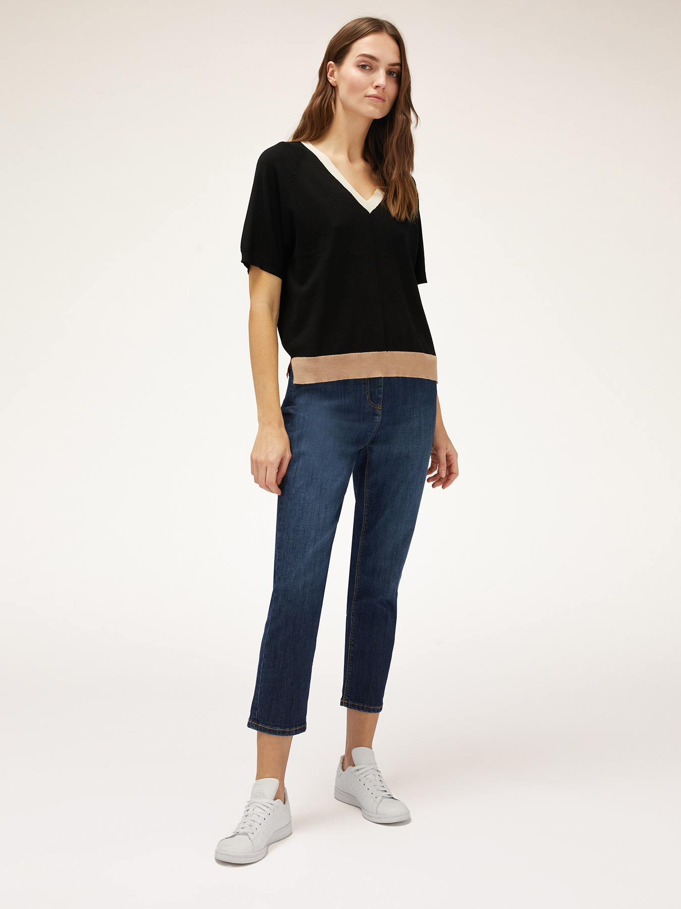 Pull col en V &agrave; bords de couleur contrastante image number 3