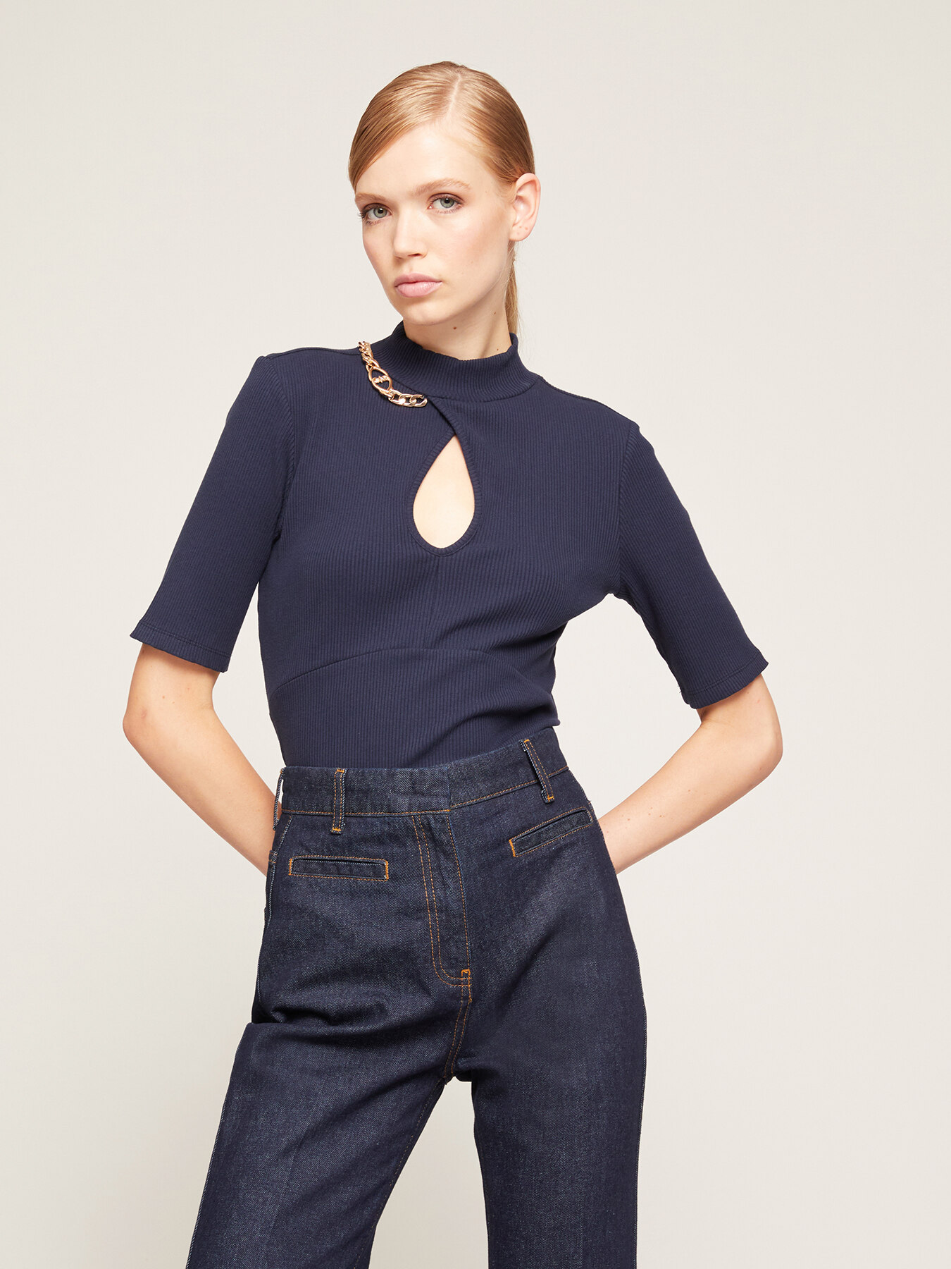 Jersey con cuello de cisne en canal&eacute; con detalle de cadena image number 0