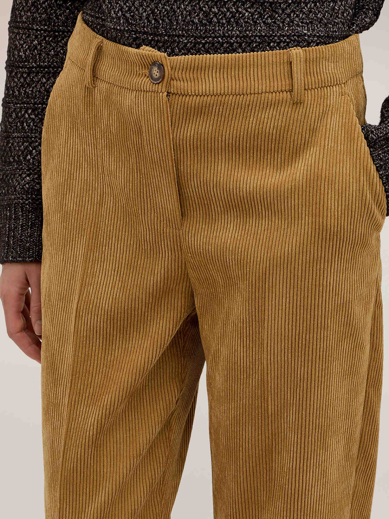Pantalon &agrave; revers en velours c&ocirc;tel&eacute; image number 3