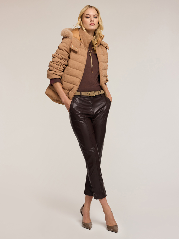 Pantalon slim fit en tissu enduit