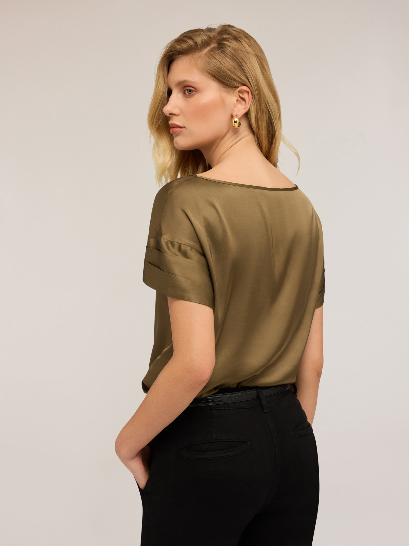 Blouse with petal sleeves image number 1