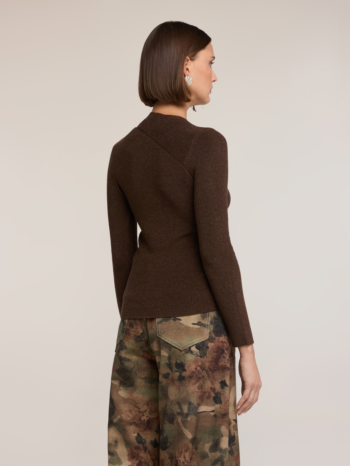 Gerippter Lurex-Pullover mit Schleife image number 1