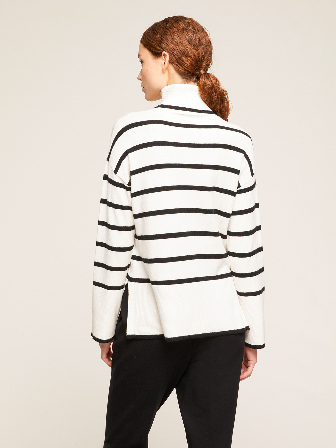 Jersey de cuello alto boxy de punto a rayas image number 1