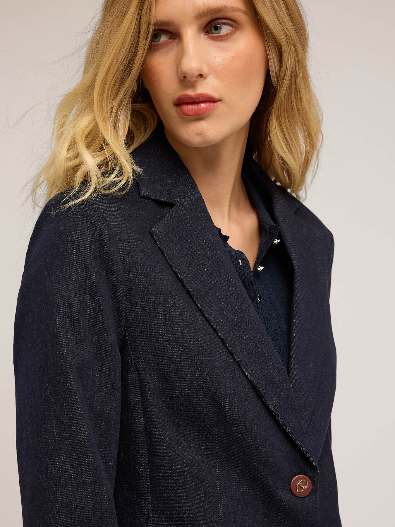 Einreihige Blazerjacke aus Denim image number 2