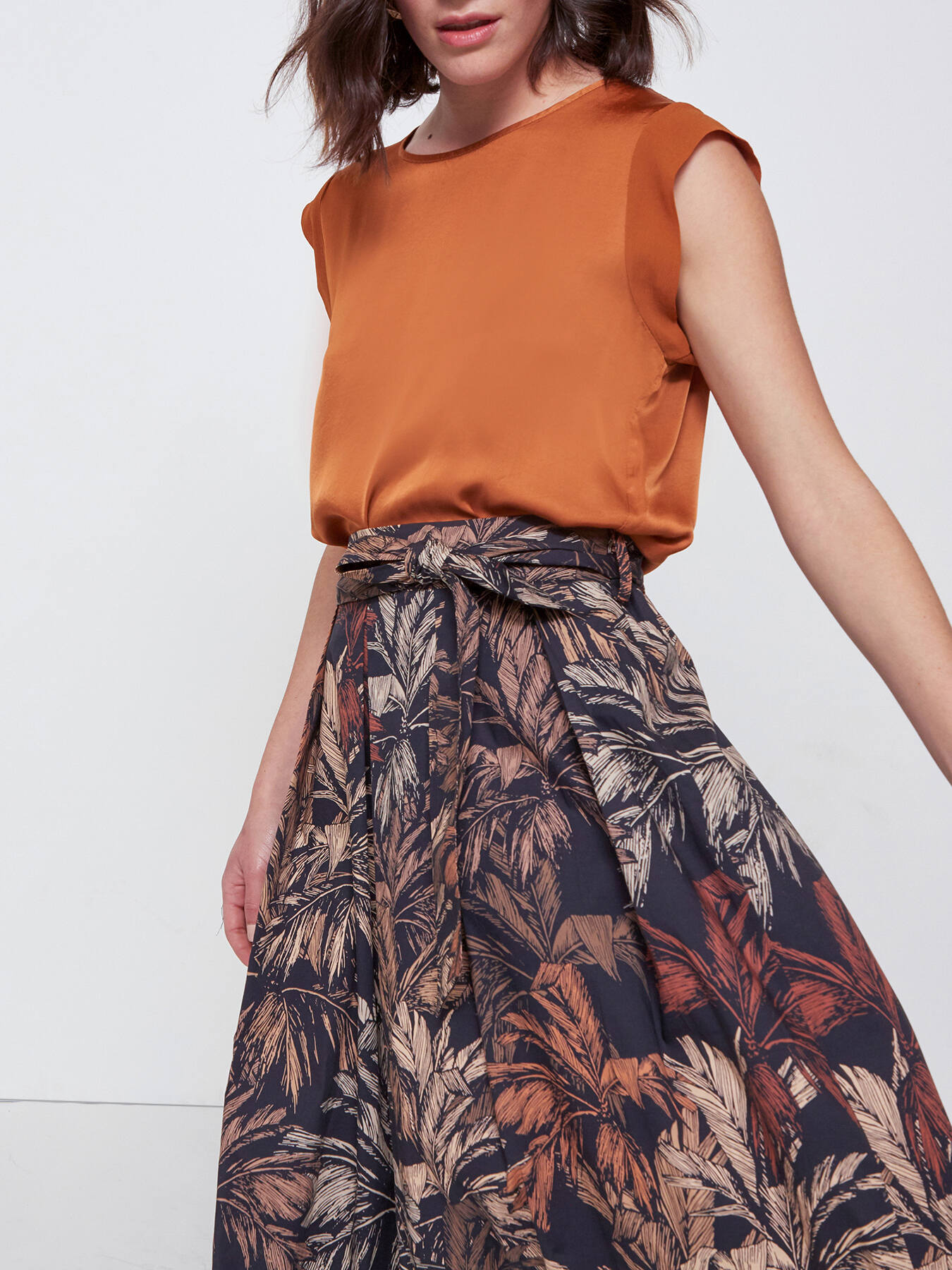 Circle skirt with foliage pattern image number 0