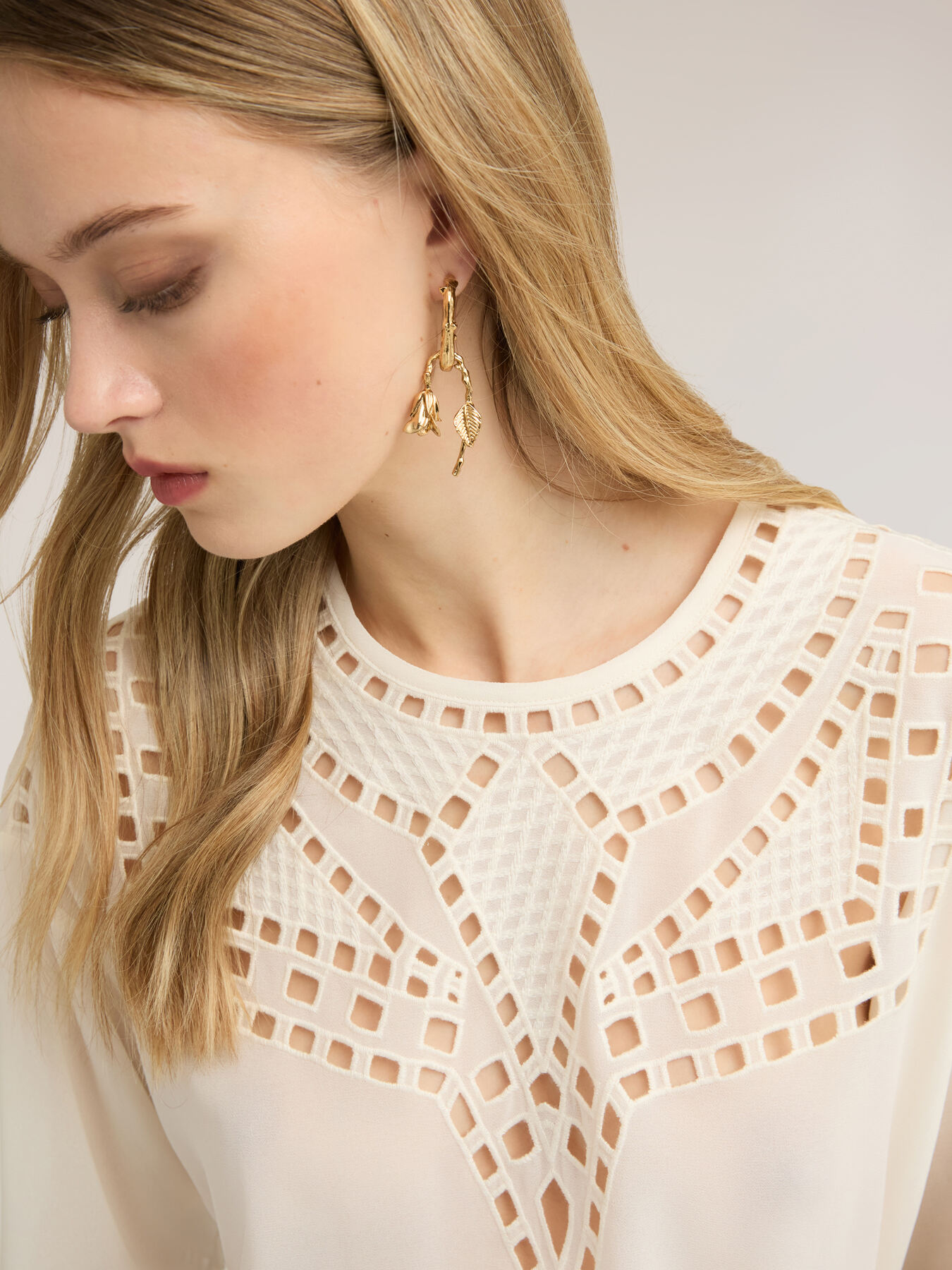 Blouse en georgette avec broderies ajour&eacute;es image number 3