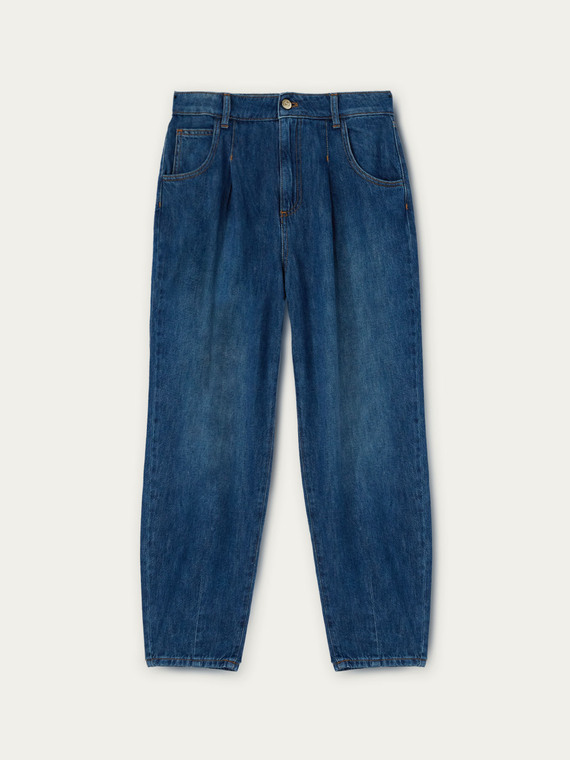 Jeans mit blauer Waschung und Abnähern