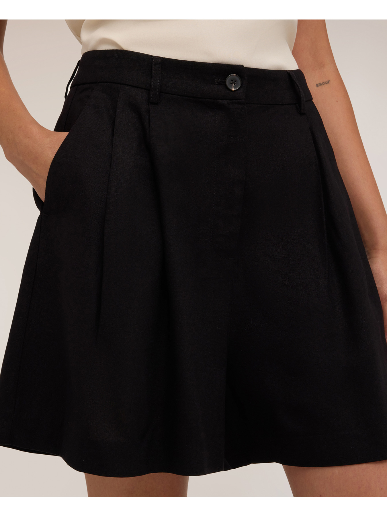 High-waisted linen blend shorts with pleats image number 3