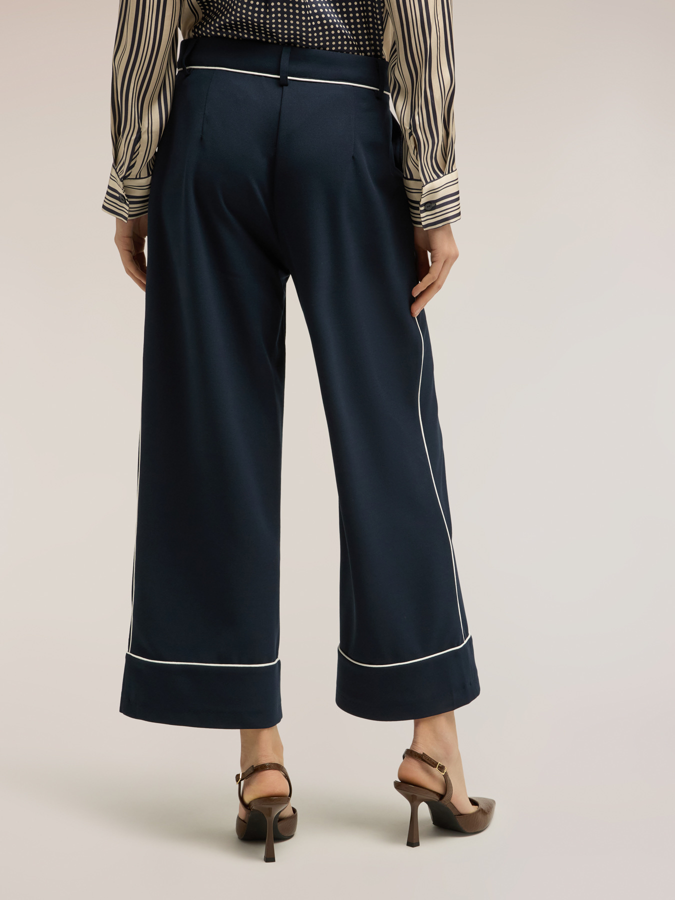 Pantalon cropped avec d&eacute;tails contrastants image number 1