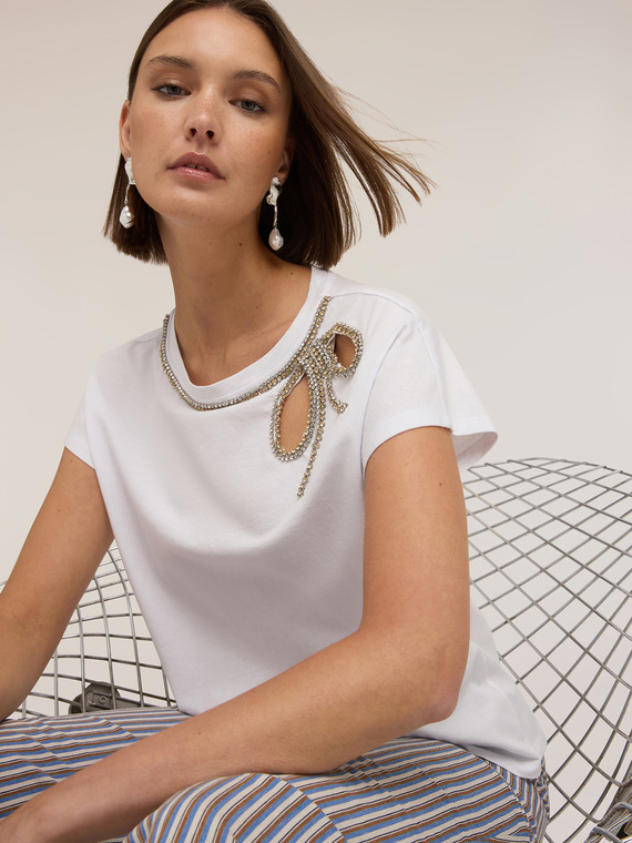 Tricou cu fundă din strasuri