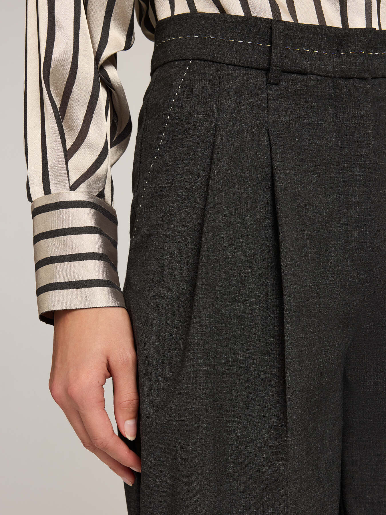 Bermuda taille haute avec surpiq&ucirc;res image number 3