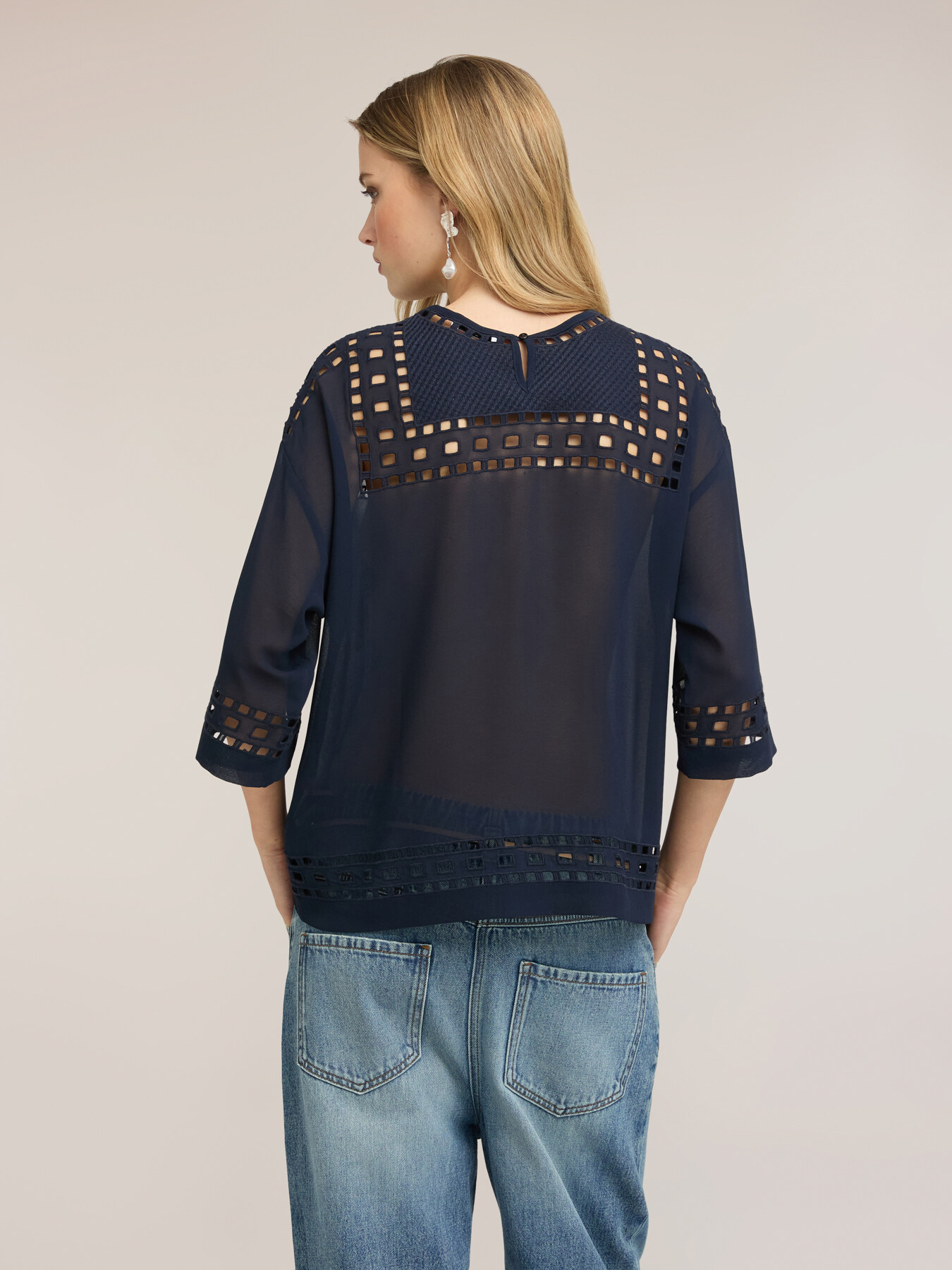 Bluse aus Georgette mit Ajour&eacute;-Stickereien image number 1