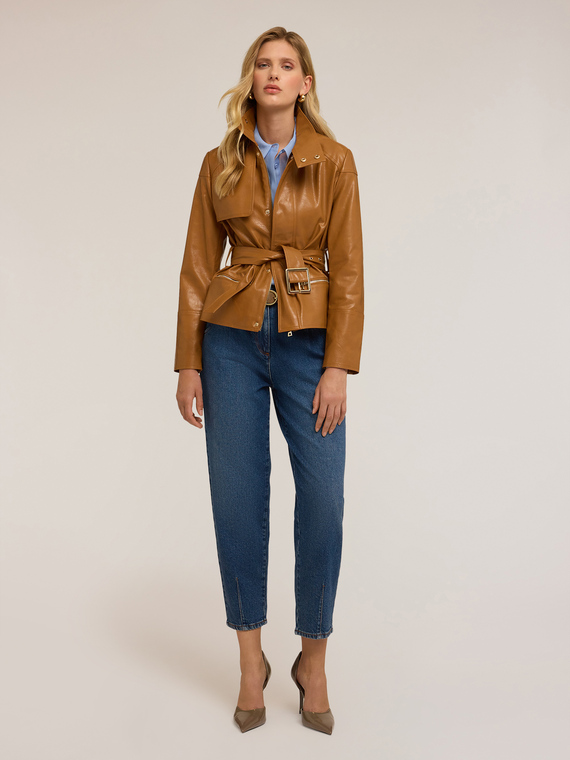 Jacke mit G&uuml;rtel aus beschichtetem Stoff