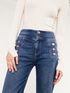 Jeans flare con motivo bottoni image number 1
