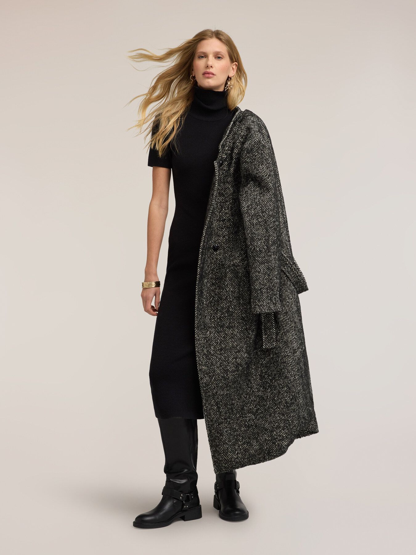 Knit sheath dress with slit image number 2