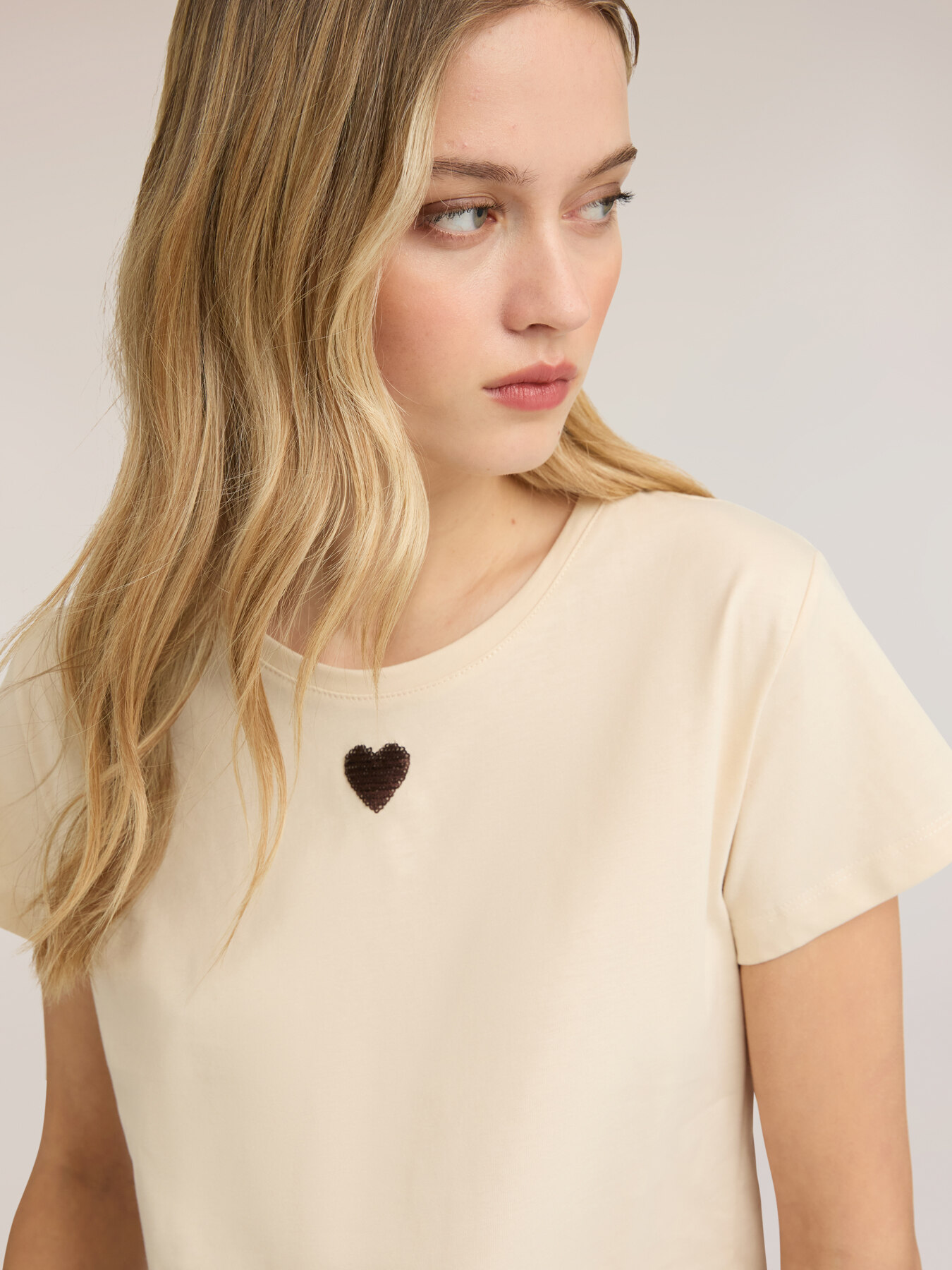 Jersey t-shirt with sequin heart image number 3
