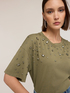 T-Shirt mit Schmucksteinapplikationen image number 3