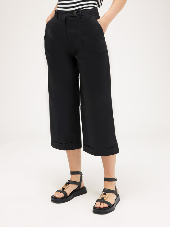 Cropped trousers with pleats