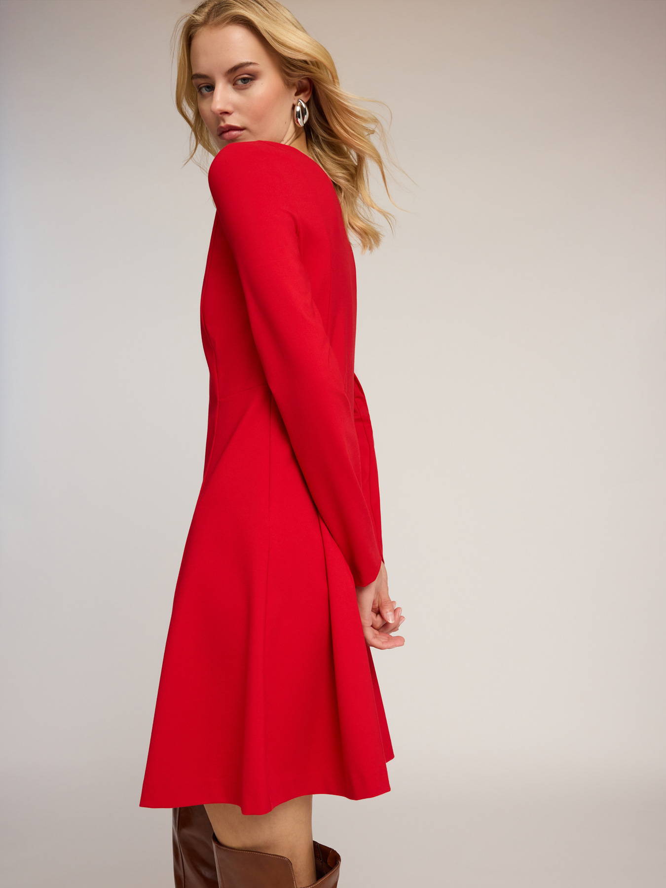 Robe &eacute;vas&eacute;e en point de Milan image number 3