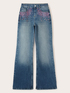 Jeans mit weitem Bein und aufgestickten Schmucksteinen image number 3