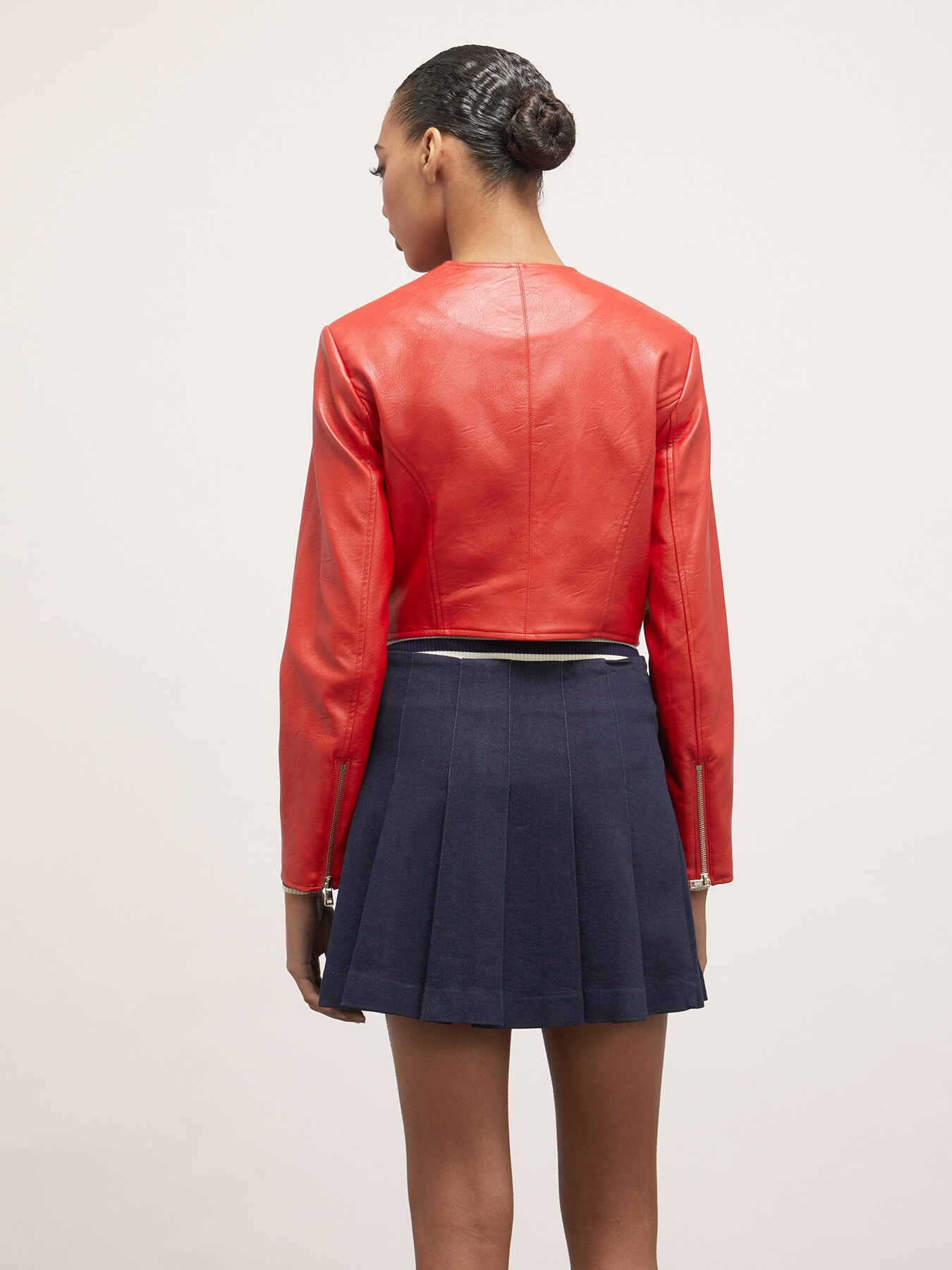 Cazadora slim de piel sint&eacute;tica con cortes shaping image number 1