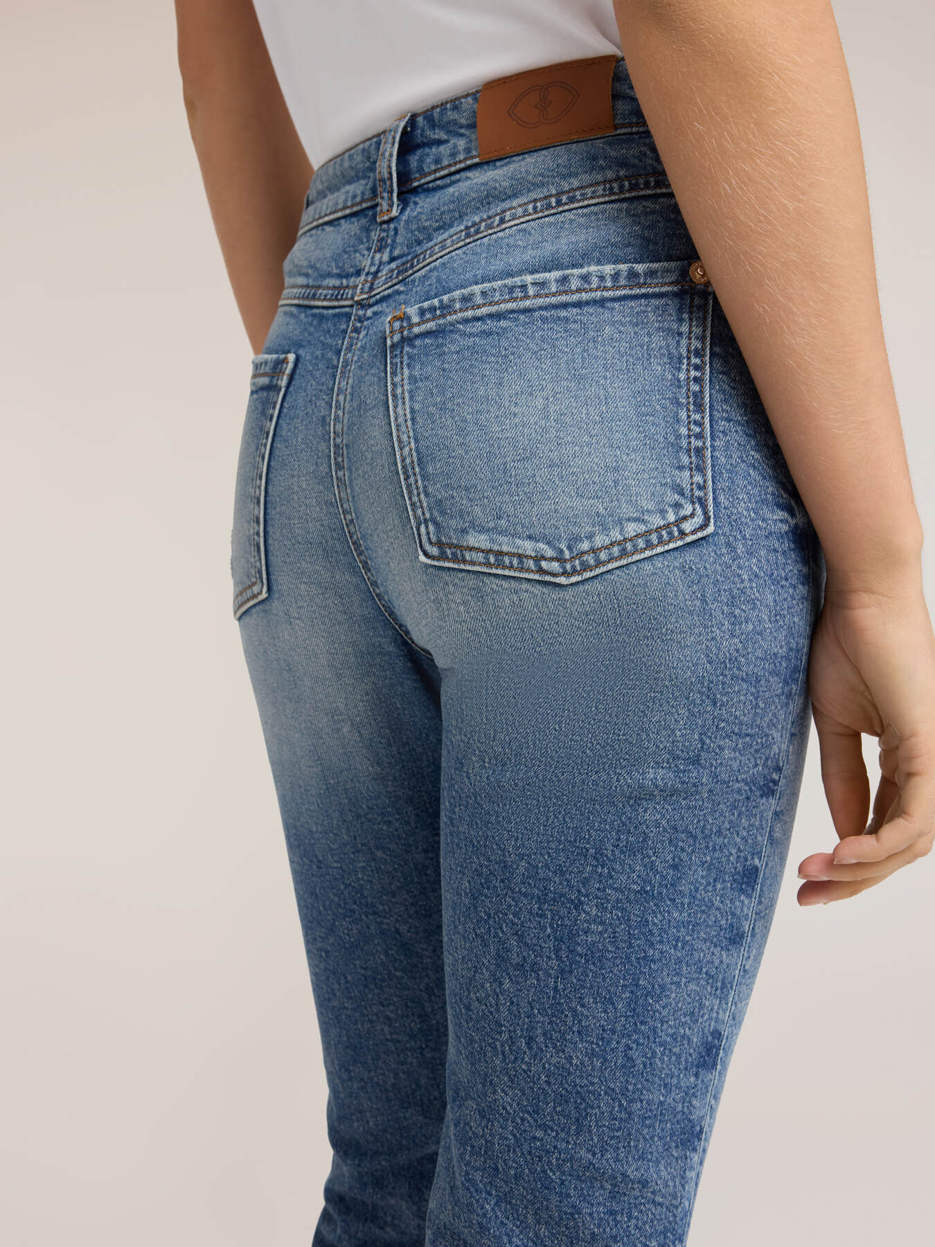 Capri jeans with slit image number 3