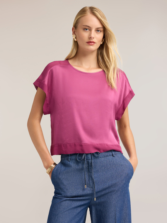 Blusa in raso con scollo a barchetta