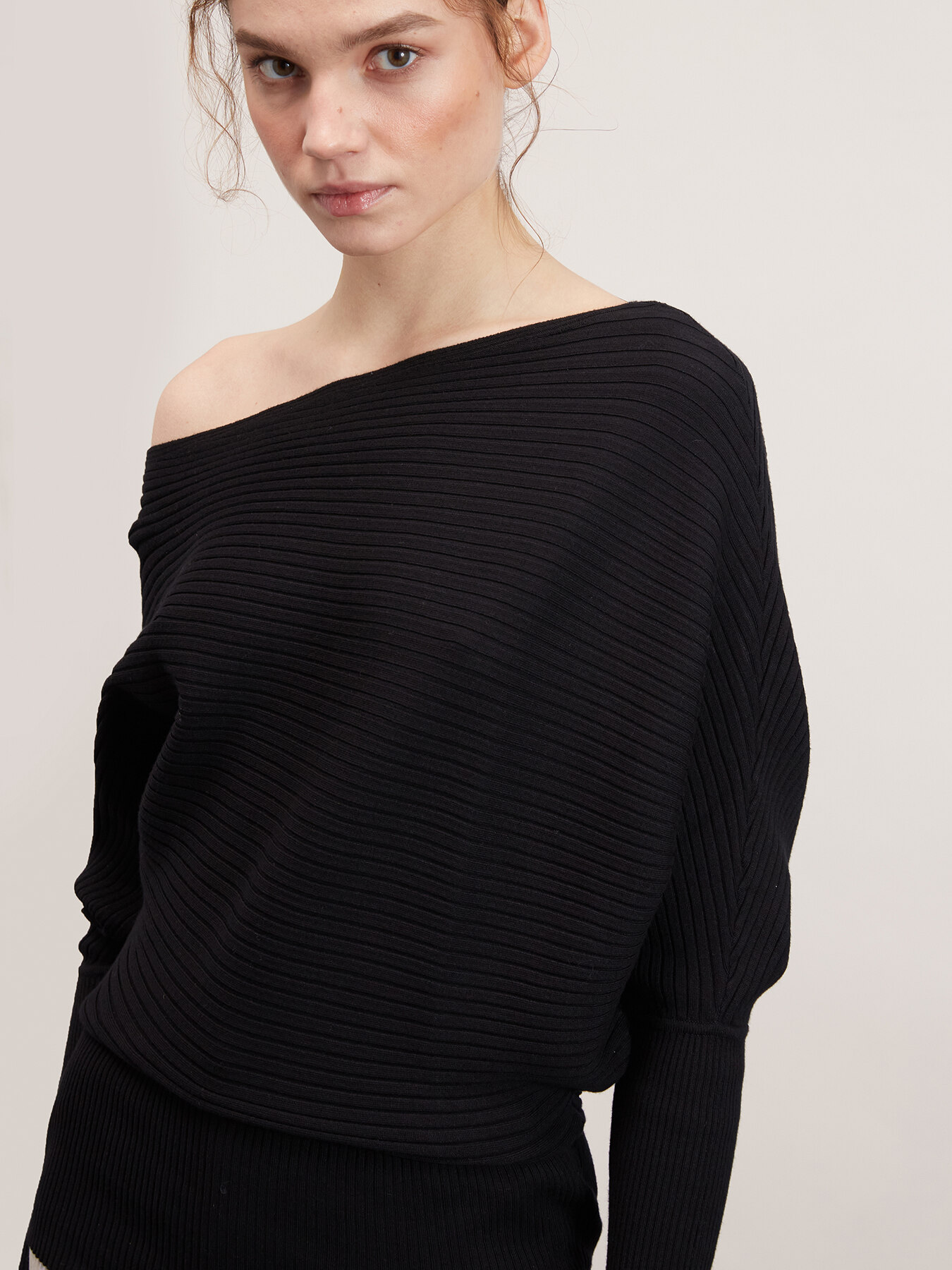 Asymmetrischer Pullover in Flachrippstrick image number 2