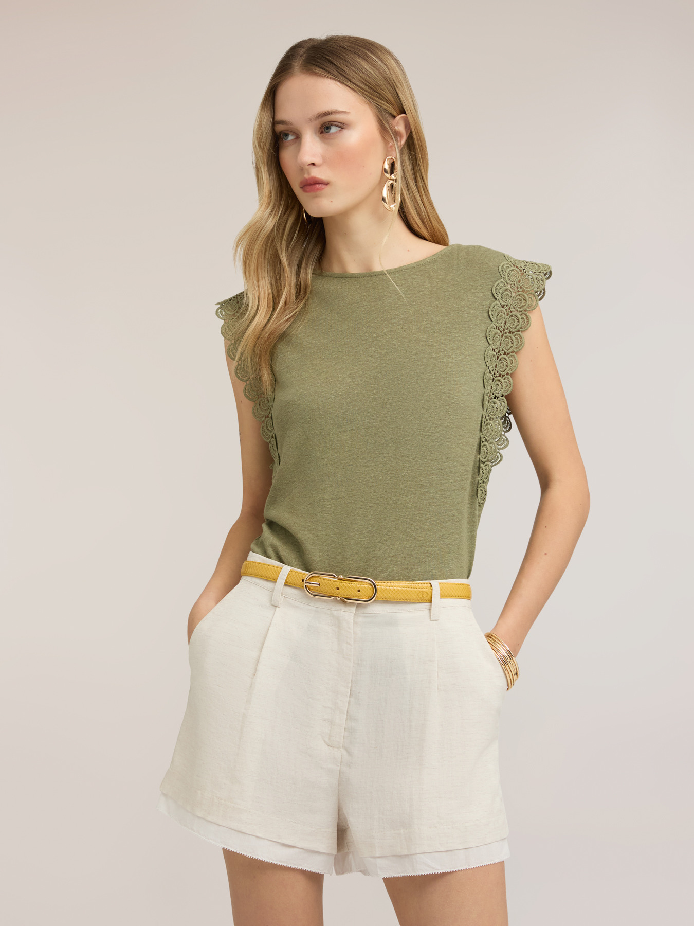 Mixed linen T-shirt with lace inserts image number 2
